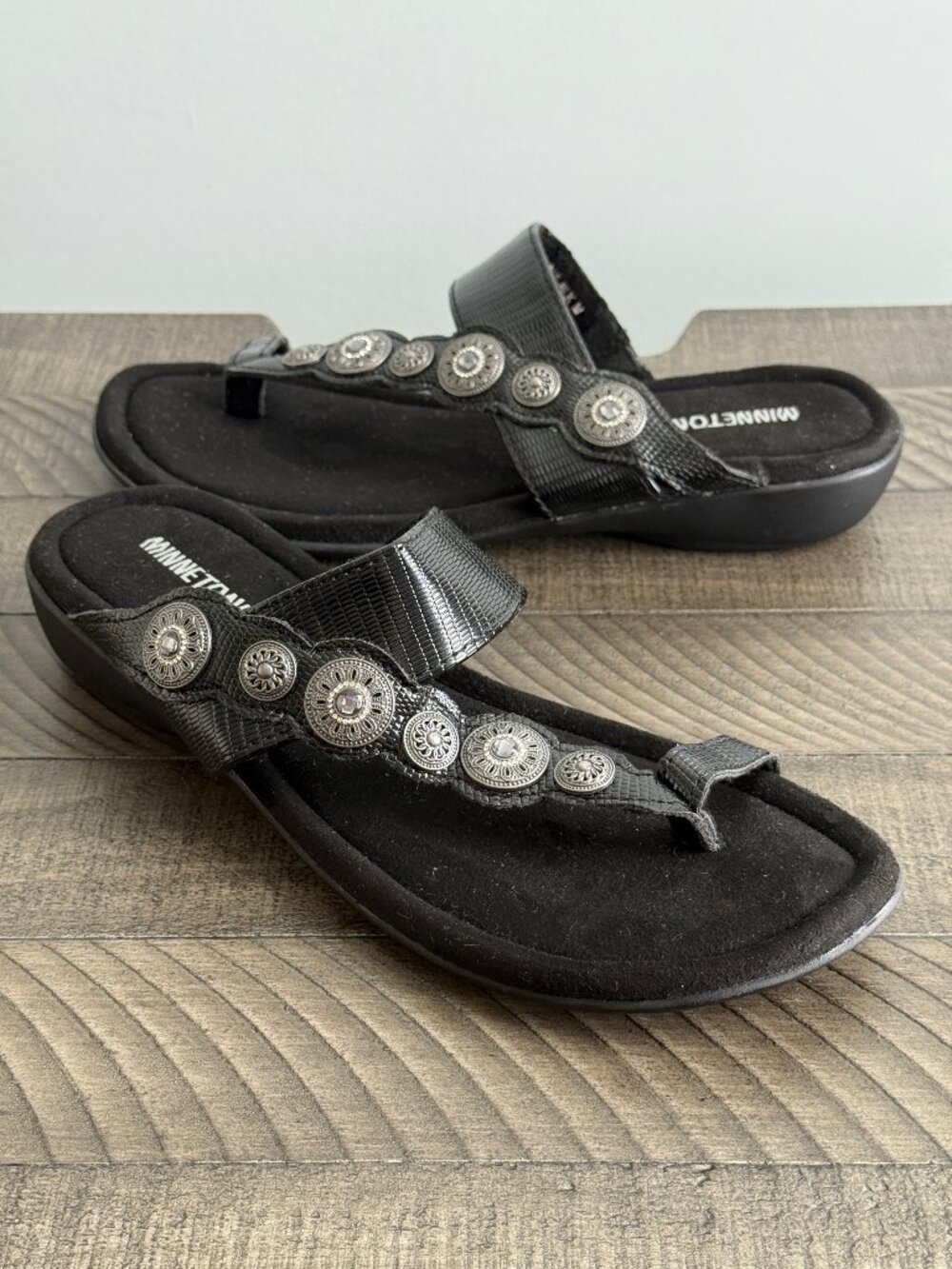 Minnetonka Sasha Sandals in Black Women’s Size 9